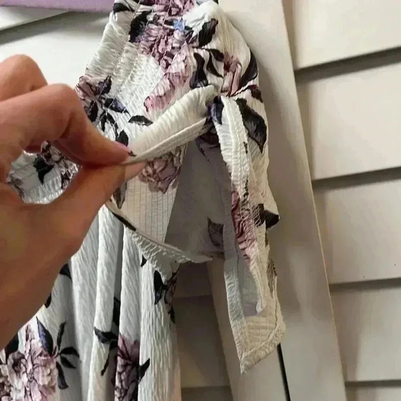 J for Justify Pull On Floral Tie Sleeve Romper Size Small - Picture 4 of 4